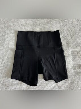 Athleta Black Salutation Stash 5" Short